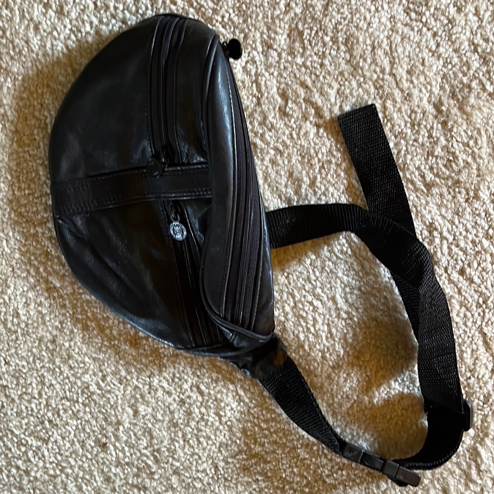 Fanny pack, black leather